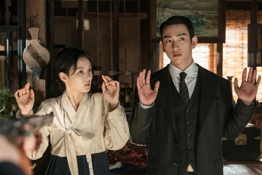 Tension Rises in "100 Days of Deception" as Kim You Jung and Park Jinyoung Face the Police
