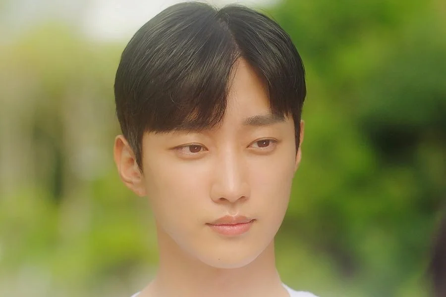 Jin Young Explores Emotion and Transformation in "Summer Vacation"