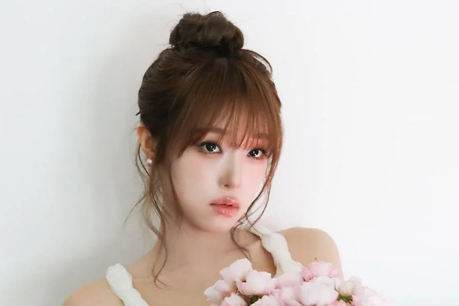 Yena Reveals a New Design for Her Official Light Stick