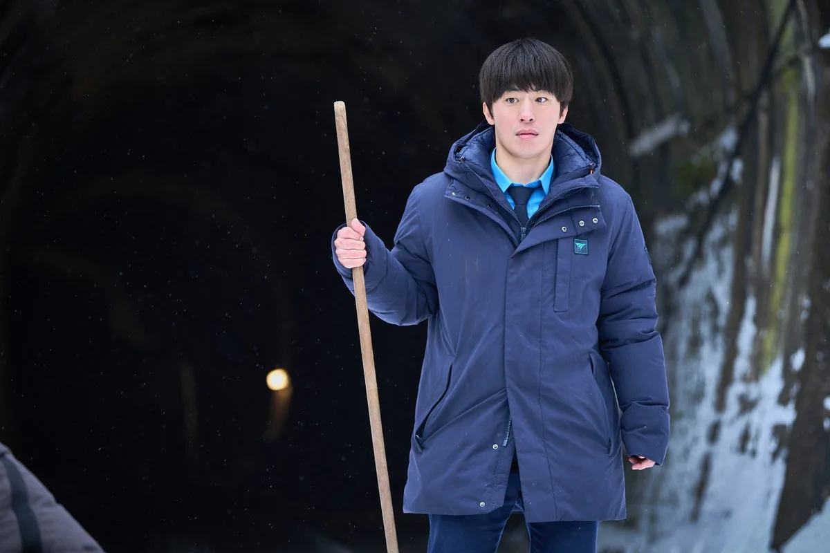 Koo Kyo Hwan looking serious at the train station
