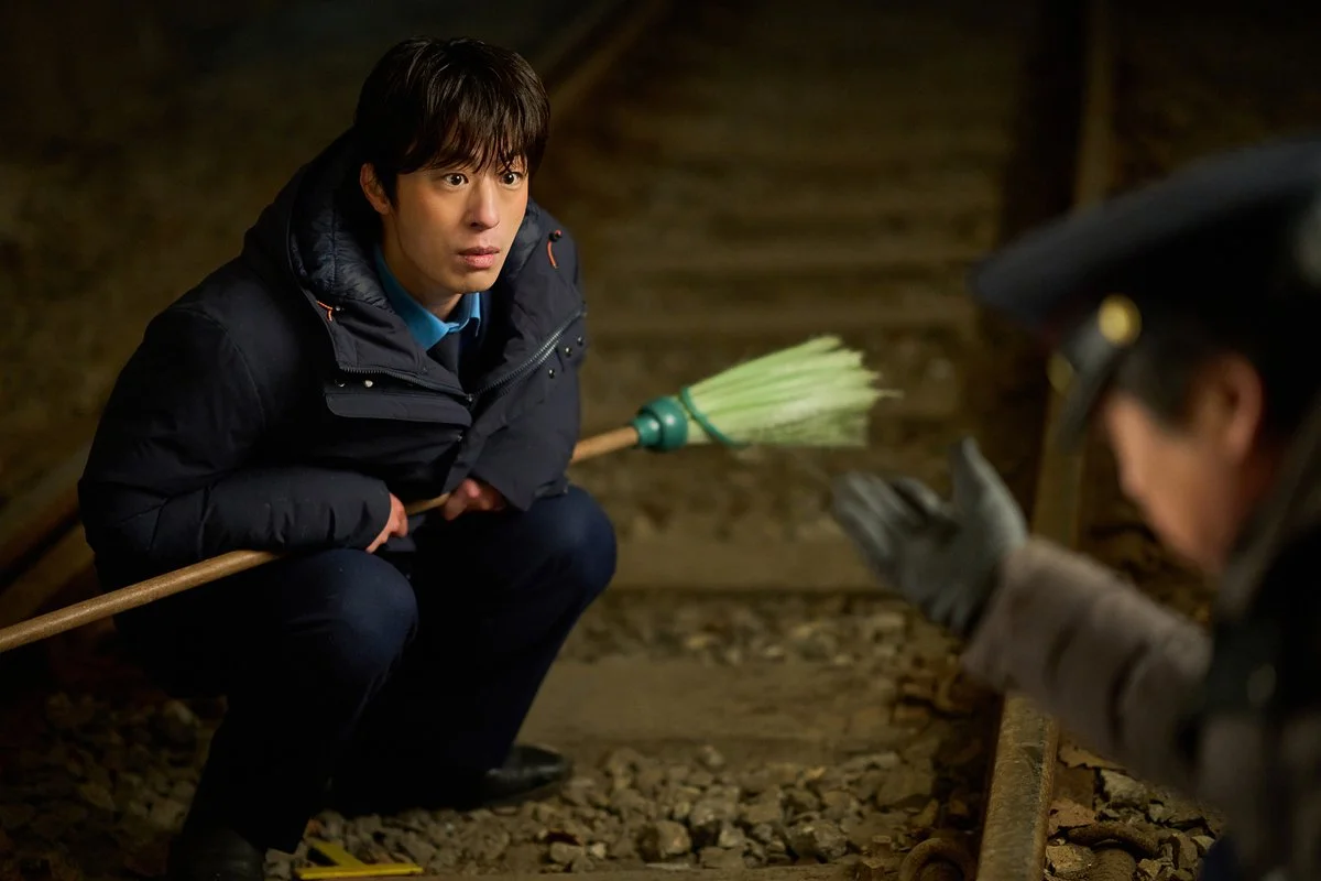 Koo Kyo Hwan engaged in radio communication